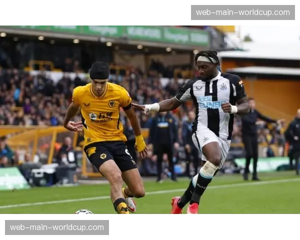 冲突：纽卡与布莱顿球员在中场休息返回更衣室途中发生口角