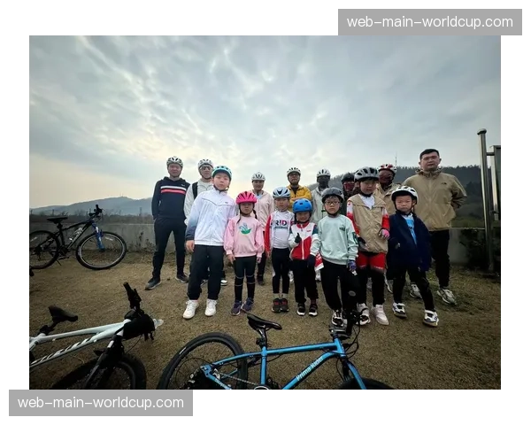 BMX亲子体验营受欢迎,家长与孩子共同学习骑行技巧 BMX亲子体验营受欢迎,家长与孩子共同学习骑行技巧
