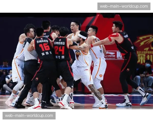CBA季后赛京沪大战冲突事件,两名球员被驱逐出场 CBA季后赛京沪大战冲突事件,两名球员被驱逐出场