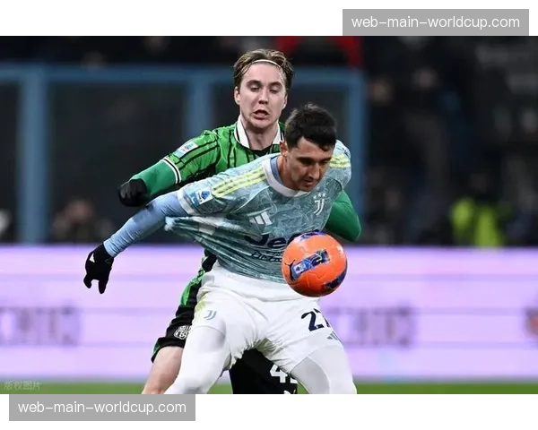 “小恶魔”的怒吼:萨索洛前锋皮纳蒙蒂进球后冲向场边宣泄情绪 “小恶魔”的怒吼:萨索洛前锋皮纳蒙蒂进球后冲向场边宣泄情绪